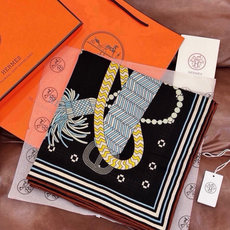 “编织鞍带”140方巾~Hermes 手工卷边丝绒方巾(30%桑蚕丝70%羊绒) 这款爱马仕的经典单品展现强大而迷人的 “编织鞍带”140方巾~Hermes 手工卷边丝绒方巾(30%桑蚕丝70%羊绒) 这款爱马仕的经典单品展现强大而迷人的