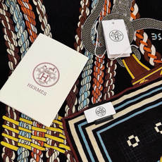 “编织鞍带”140方巾~Hermes 手工卷边丝绒方巾(30%桑蚕丝70%羊绒) 这款爱马仕的经典单品展现强大而迷人的 “编织鞍带”140方巾~Hermes 手工卷边丝绒方巾(30%桑蚕丝70%羊绒) 这款爱马仕的经典单品展现强大而迷人的