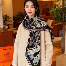 “编织鞍带”140方巾~Hermes 手工卷边丝绒方巾(30%桑蚕丝70%羊绒) 这款爱马仕的经典单品展现强大而迷人的 “编织鞍带”140方巾~Hermes 手工卷边丝绒方巾(30%桑蚕丝70%羊绒) 这款爱马仕的经典单品展现强大而迷人的