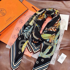 “编织鞍带”140方巾~Hermes 手工卷边丝绒方巾(30%桑蚕丝70%羊绒) 这款爱马仕的经典单品展现强大而迷人的 “编织鞍带”140方巾~Hermes 手工卷边丝绒方巾(30%桑蚕丝70%羊绒) 这款爱马仕的经典单品展现强大而迷人的