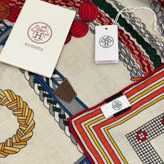“编织鞍带”140方巾~Hermes 手工卷边丝绒方巾(30%桑蚕丝70%羊绒) 这款爱马仕的经典单品展现强大而迷人的 “编织鞍带”140方巾~Hermes 手工卷边丝绒方巾(30%桑蚕丝70%羊绒) 这款爱马仕的经典单品展现强大而迷人的