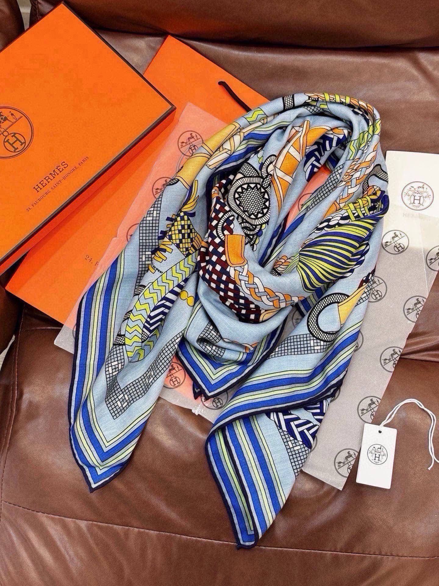 “编织鞍带”140方巾～Hermes  手工卷边丝绒方巾（30%桑蚕丝70%羊绒） 这款爱马仕的经典单品展现强大而迷人的