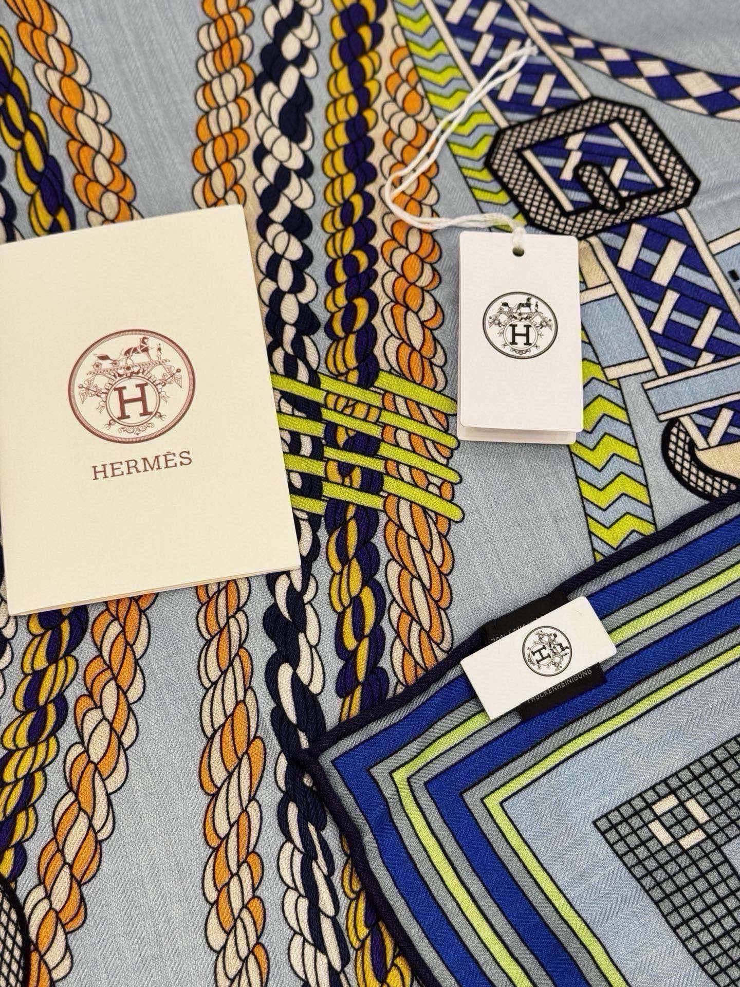 “编织鞍带”140方巾～Hermes  手工卷边丝绒方巾（30%桑蚕丝70%羊绒） 这款爱马仕的经典单品展现强大而迷人的