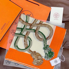 💟上新💞【双面同色丝绒方巾】手工卷边山羊绒和真丝混纺披肩(70%山羊绒,30%桑蚕丝) 这款披肩采用经典山羊绒和真丝混纺 💟上新💞【双面同色丝绒方巾】手工卷边山羊绒和真丝混纺披肩(70%山羊绒,30%桑蚕丝) 这款披肩采用经典山羊绒和真丝混纺