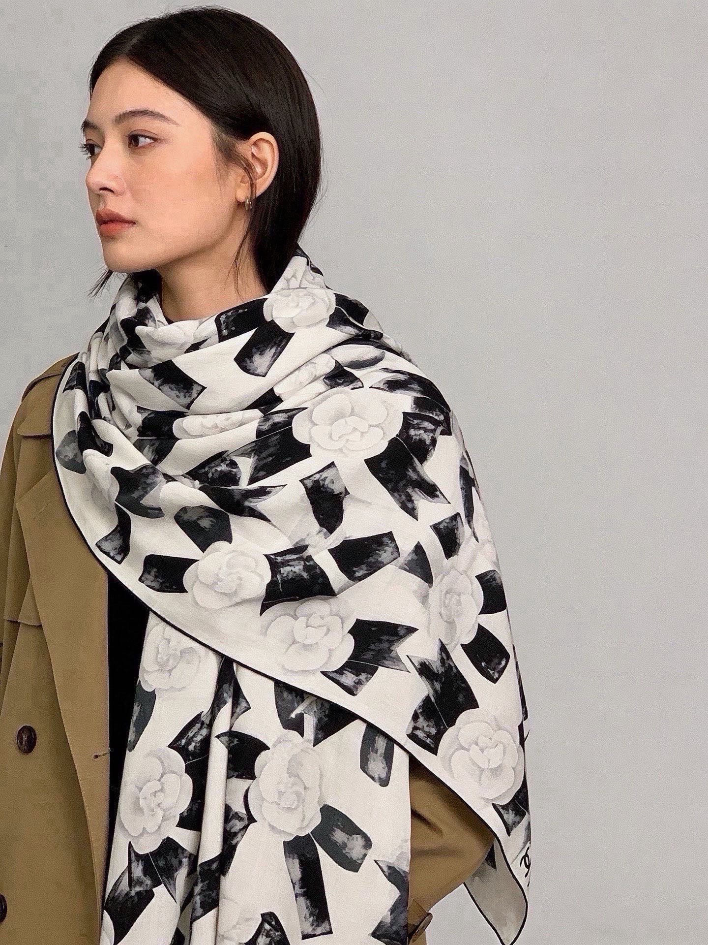 Chanel ~新品~【五角星山茶花】 140双面丝绒方巾 这款经典单品展现强大而迷人的女性魅力精髓。此140方巾推陈出 Chanel ~新品~【五角星山茶花】 140双面丝绒方巾 这款经典单品展现强大而迷人的女性魅力精髓。此140方巾推陈出