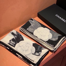 Chanel ~新品~【五角星山茶花】 140双面丝绒方巾 这款经典单品展现强大而迷人的女性魅力精髓。此140方巾推陈出 Chanel ~新品~【五角星山茶花】 140双面丝绒方巾 这款经典单品展现强大而迷人的女性魅力精髓。此140方巾推陈出