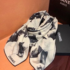 Chanel ~新品~【五角星山茶花】 140双面丝绒方巾 这款经典单品展现强大而迷人的女性魅力精髓。此140方巾推陈出 Chanel ~新品~【五角星山茶花】 140双面丝绒方巾 这款经典单品展现强大而迷人的女性魅力精髓。此140方巾推陈出