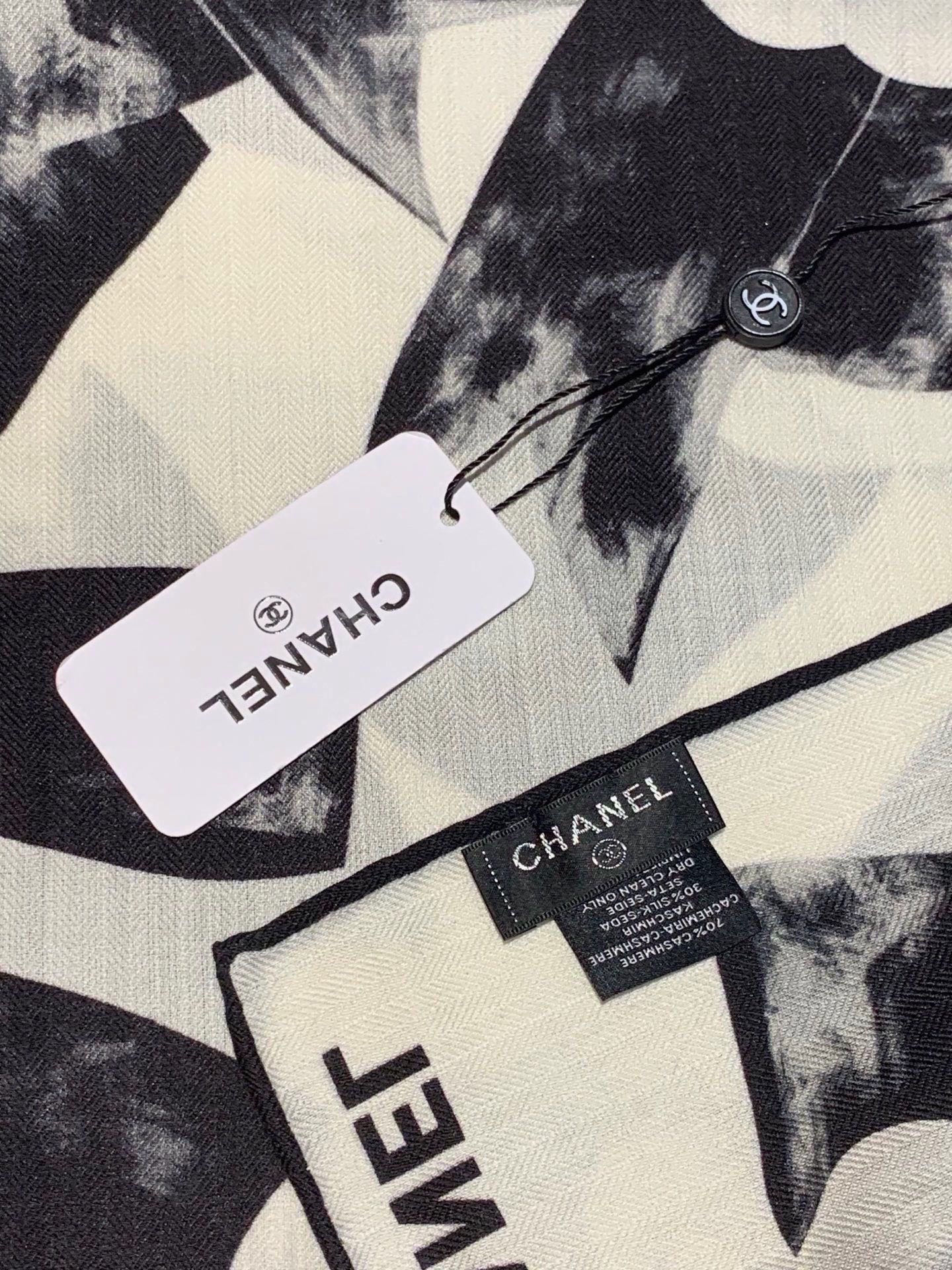 Chanel ~新品~【五角星山茶花】 140双面丝绒方巾 这款经典单品展现强大而迷人的女性魅力精髓。此140方巾推陈出 Chanel ~新品~【五角星山茶花】 140双面丝绒方巾 这款经典单品展现强大而迷人的女性魅力精髓。此140方巾推陈出
