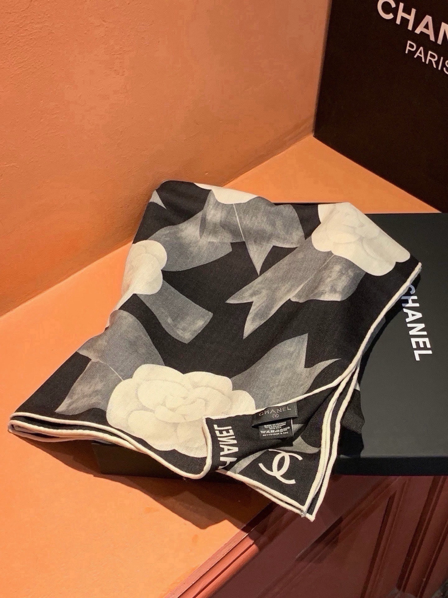 Chanel ~新品～【五角星山茶花】 140双面丝绒方巾 这款经典单品展现强大而迷人的女性魅力精髓。此140方巾推陈出