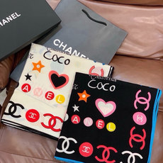 高级成衣系列~Chanel 【140双面同色丝绒披肩】 此系列谱写一曲自由轻灵的赞歌 本系列作品创新演绎品牌的风格符号 高级成衣系列~Chanel 【140双面同色丝绒披肩】 此系列谱写一曲自由轻灵的赞歌 本系列作品创新演绎品牌的风格符号