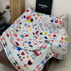 高级成衣系列~Chanel 【140双面同色丝绒披肩】 此系列谱写一曲自由轻灵的赞歌 本系列作品创新演绎品牌的风格符号 高级成衣系列~Chanel 【140双面同色丝绒披肩】 此系列谱写一曲自由轻灵的赞歌 本系列作品创新演绎品牌的风格符号