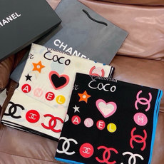 高级成衣系列~Chanel 【140双面同色丝绒披肩】 此系列谱写一曲自由轻灵的赞歌 本系列作品创新演绎品牌的风格符号 高级成衣系列~Chanel 【140双面同色丝绒披肩】 此系列谱写一曲自由轻灵的赞歌 本系列作品创新演绎品牌的风格符号