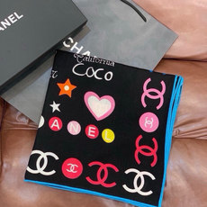 高级成衣系列~Chanel 【140双面同色丝绒披肩】 此系列谱写一曲自由轻灵的赞歌 本系列作品创新演绎品牌的风格符号 高级成衣系列~Chanel 【140双面同色丝绒披肩】 此系列谱写一曲自由轻灵的赞歌 本系列作品创新演绎品牌的风格符号