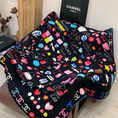 高级成衣系列~Chanel 【140双面同色丝绒披肩】 此系列谱写一曲自由轻灵的赞歌 本系列作品创新演绎品牌的风格符号 高级成衣系列~Chanel 【140双面同色丝绒披肩】 此系列谱写一曲自由轻灵的赞歌 本系列作品创新演绎品牌的风格符号