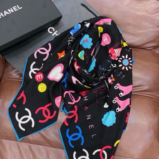 高级成衣系列~Chanel 【140双面同色丝绒披肩】 此系列谱写一曲自由轻灵的赞歌 本系列作品创新演绎品牌的风格符号 高级成衣系列~Chanel 【140双面同色丝绒披肩】 此系列谱写一曲自由轻灵的赞歌 本系列作品创新演绎品牌的风格符号