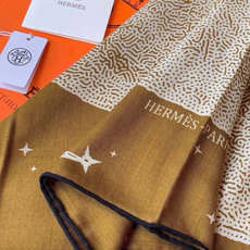 HERMES爱马仕新款|月光飞马Clair de Lune羊绒和真丝披肩,手工卷边(70%羊绒,30%真丝)。140×1 HERMES爱马仕新款|月光飞马Clair de Lune羊绒和真丝披肩,手工卷边(70%羊绒,30%真丝)。140×1