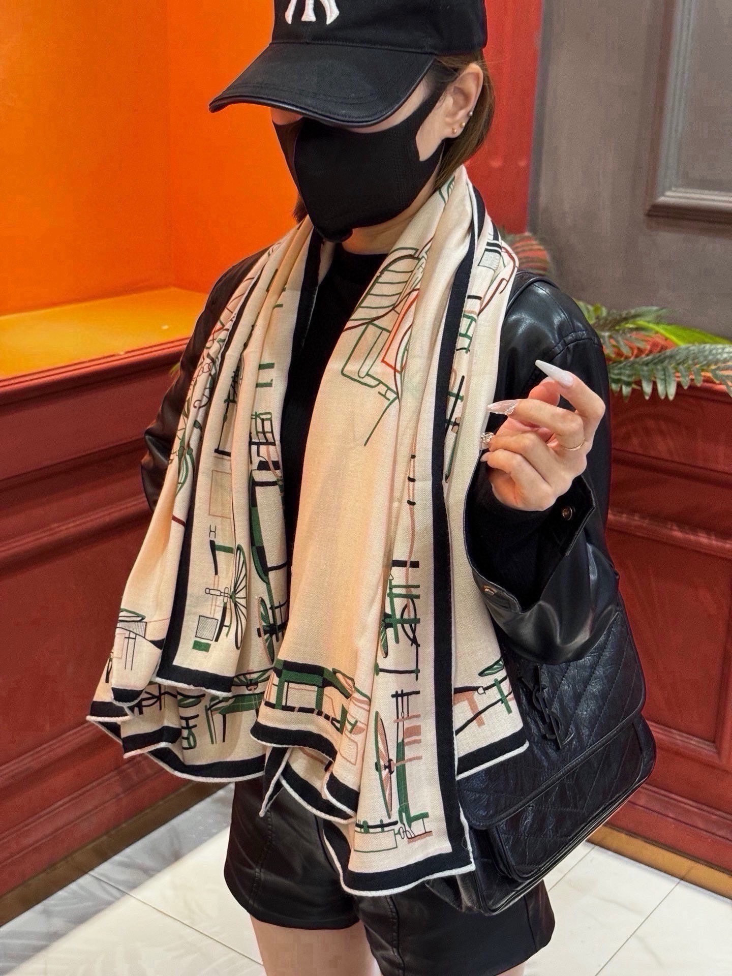 H珍藏版[丛林之爱]大方巾，双面同色 独一无二的品质！ 这款大方巾巾采用山羊绒和真丝混纺面料制成，柔软轻盈，佩戴方便。您