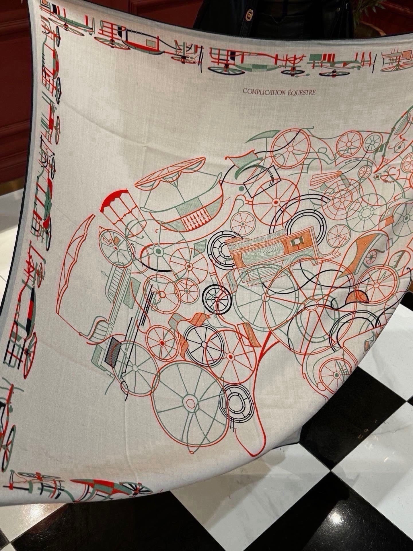 H珍藏版[丛林之爱]大方巾，双面同色 独一无二的品质！ 这款大方巾巾采用山羊绒和真丝混纺面料制成，柔软轻盈，佩戴方便。您