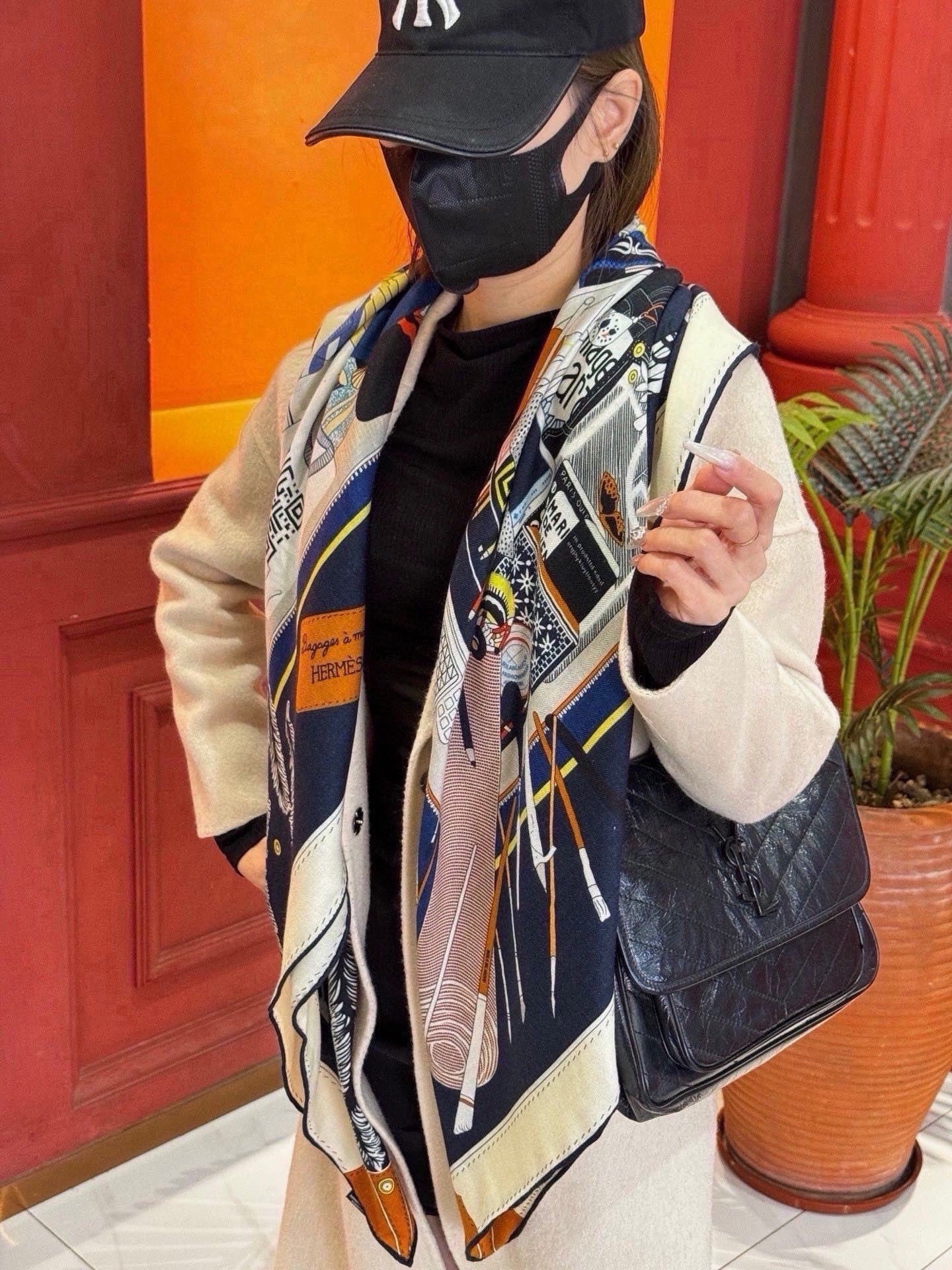 上新❤️。【手提行李】  上新中~ 这款“手提行李”的款式花色也还是比较经典的颜色色也很秋冬。 创作渊源 从委内瑞拉、墨