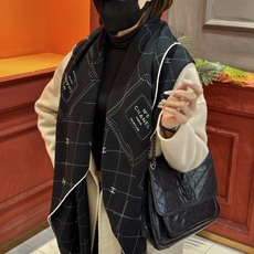 【升级双面同色 加密面料】 上新❤️ 140*140台版印花 黑白二色 高级都市新贵!山茶花的再一次邂逅!绝对的 【升级双面同色 加密面料】 上新❤️ 140*140台版印花 黑白二色 高级都市新贵!山茶花的再一次邂逅!绝对的