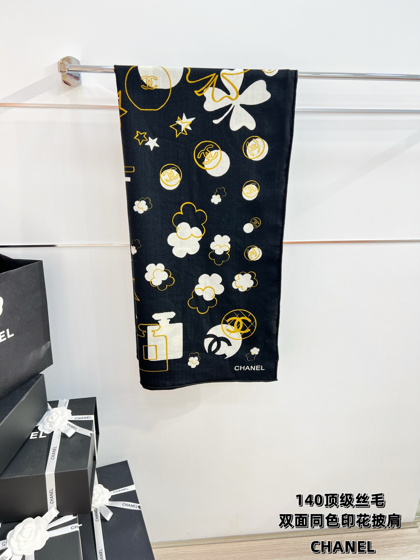 Chanel ~新品～ 【140顶级丝绒双面同色】 包包、香水瓶、山茶花与双C的完美结合 适合各种场合搭配使用 黑白两色