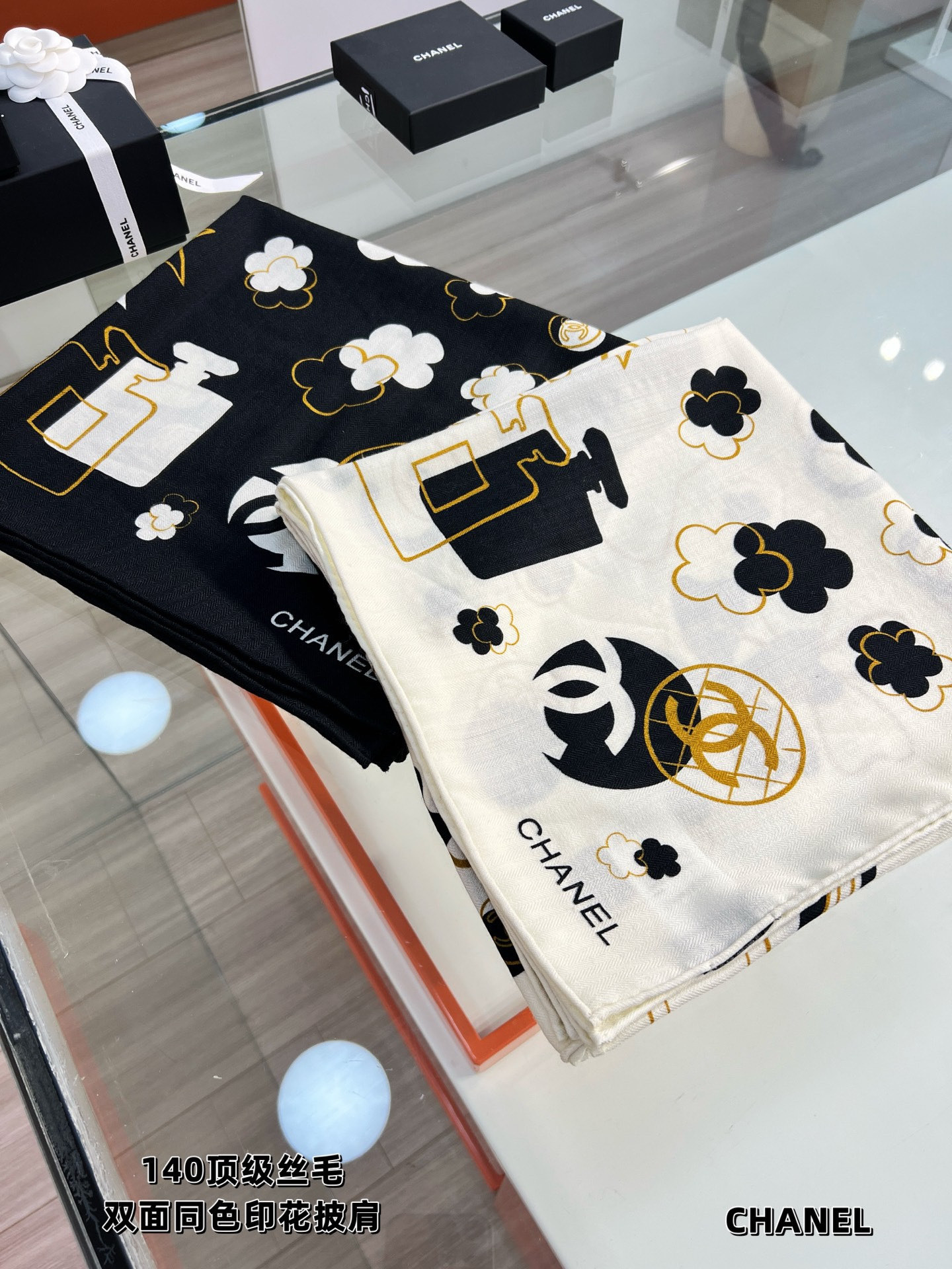 Chanel ~新品～ 【140顶级丝绒双面同色】 包包、香水瓶、山茶花与双C的完美结合 适合各种场合搭配使用 黑白两色