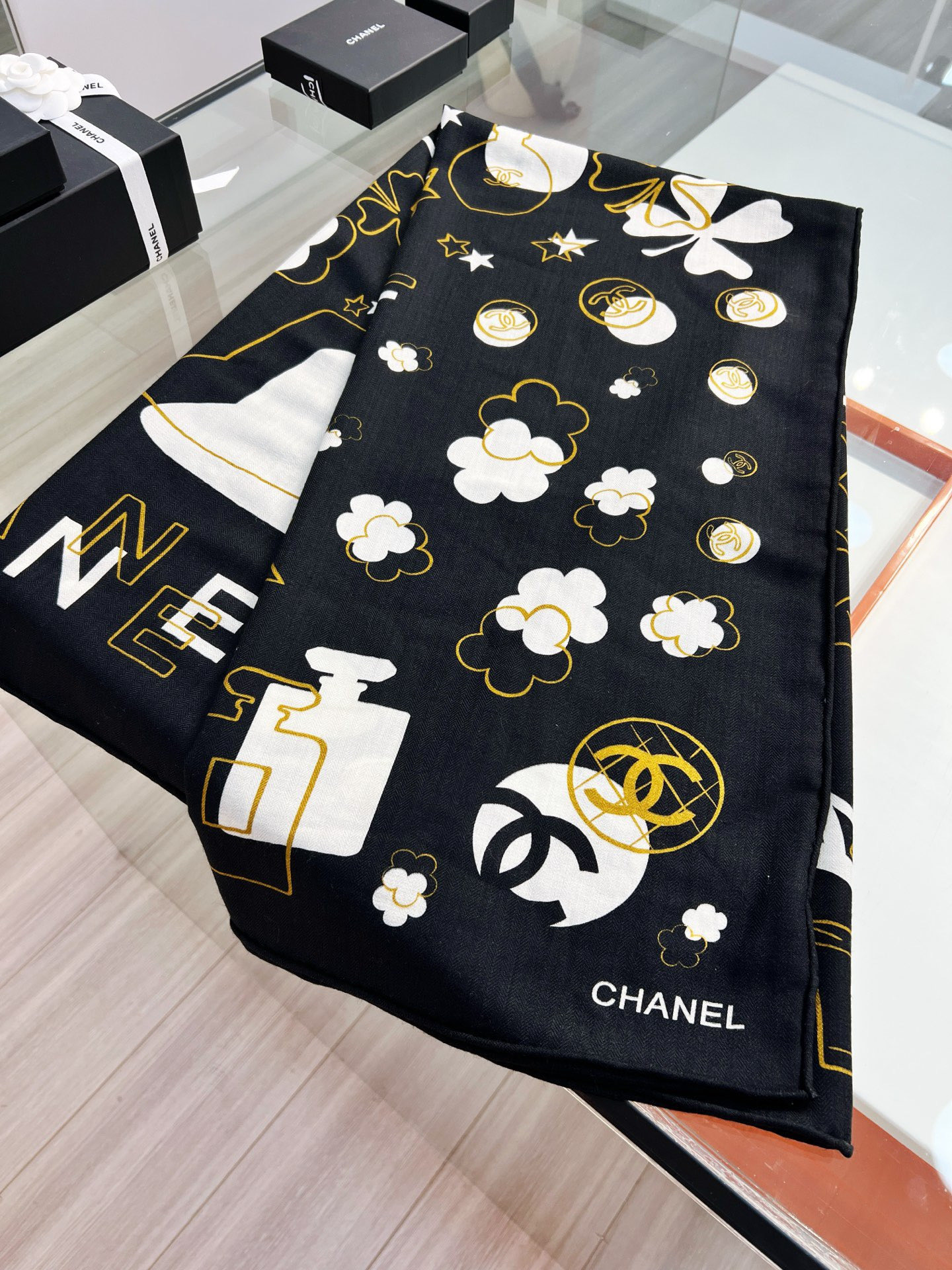 Chanel ~新品～ 【140顶级丝绒双面同色】 包包、香水瓶、山茶花与双C的完美结合 适合各种场合搭配使用 黑白两色