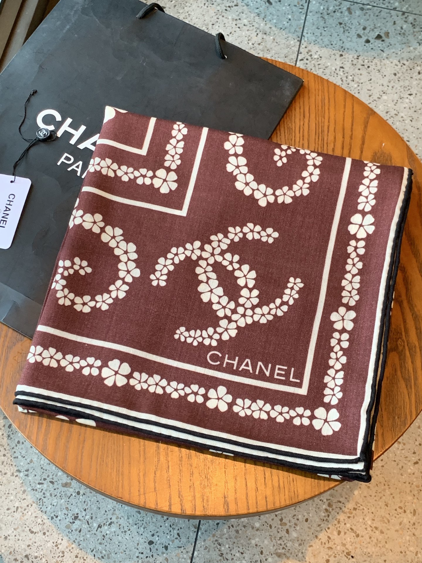 高级成衣系列～Chanel  【140双面同色丝绒披肩】 此系列谱写一曲自由轻灵的赞歌 本系列作品创新演绎品牌的风格符号