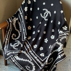 高级成衣系列~Chanel 【140双面同色丝绒披肩】 此系列谱写一曲自由轻灵的赞歌 本系列作品创新演绎品牌的风格符号 高级成衣系列~Chanel 【140双面同色丝绒披肩】 此系列谱写一曲自由轻灵的赞歌 本系列作品创新演绎品牌的风格符号