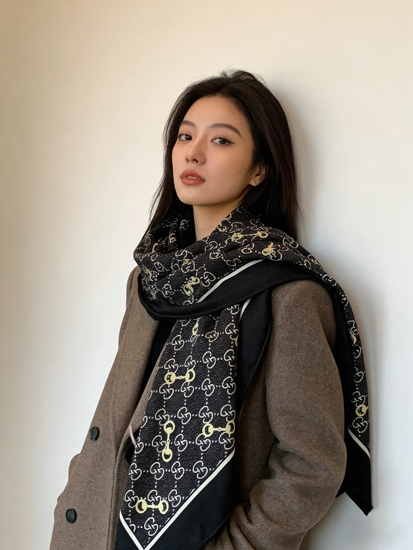 Gucci~140双面丝绒披肩 马衔扣细节和GG图案以精致色调匠心呈献，意在向品牌与马术世界的深厚渊源致敬。这款方巾以真