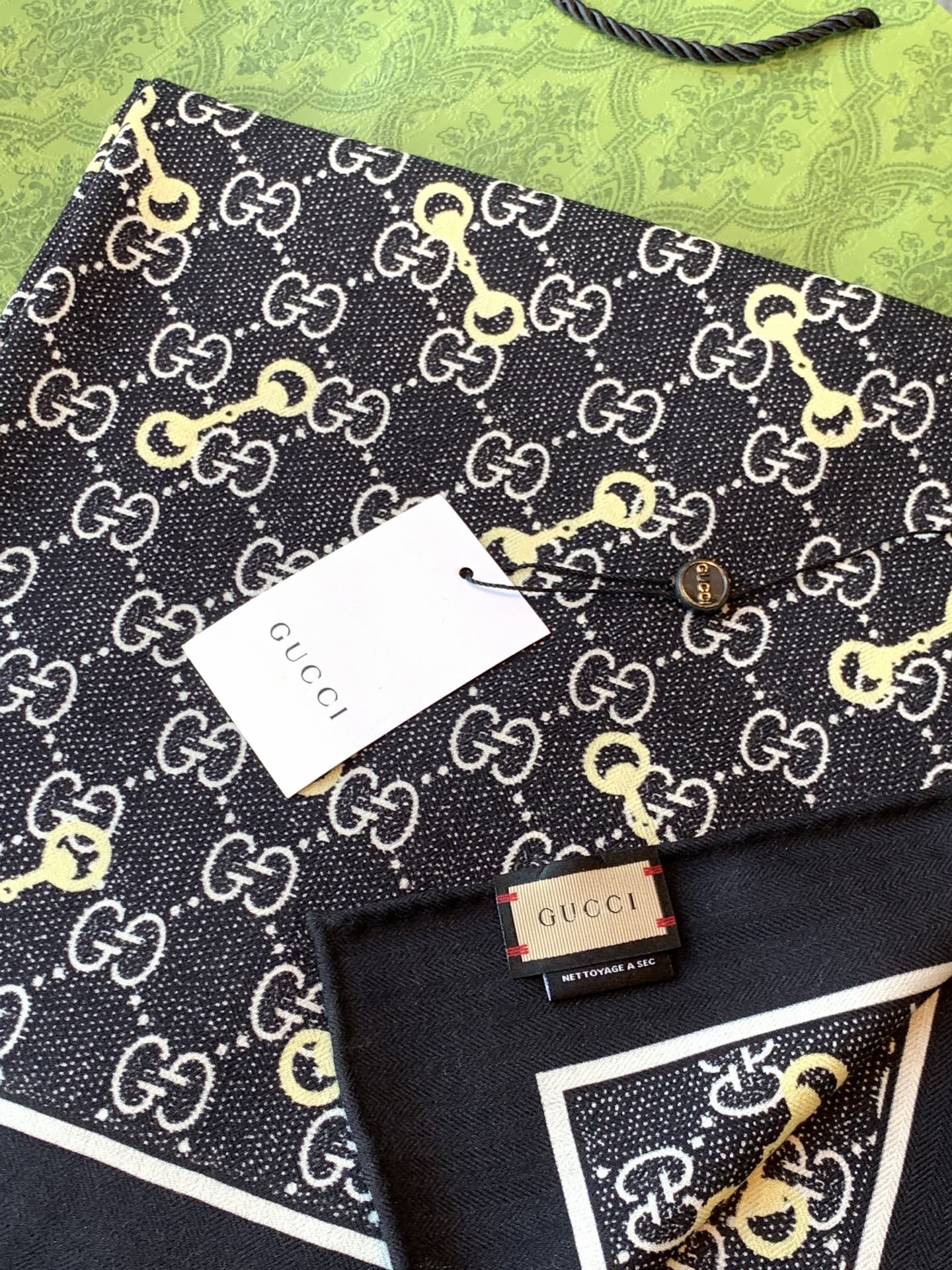 Gucci~140双面丝绒披肩 马衔扣细节和GG图案以精致色调匠心呈献，意在向品牌与马术世界的深厚渊源致敬。这款方巾以真