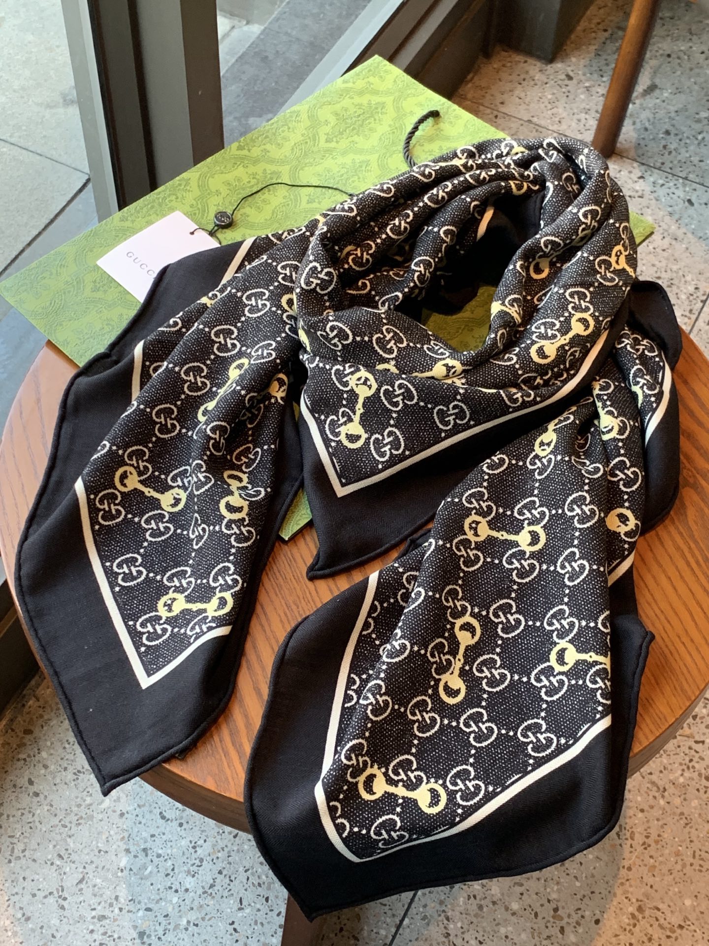 Gucci~140双面丝绒披肩 马衔扣细节和GG图案以精致色调匠心呈献，意在向品牌与马术世界的深厚渊源致敬。这款方巾以真