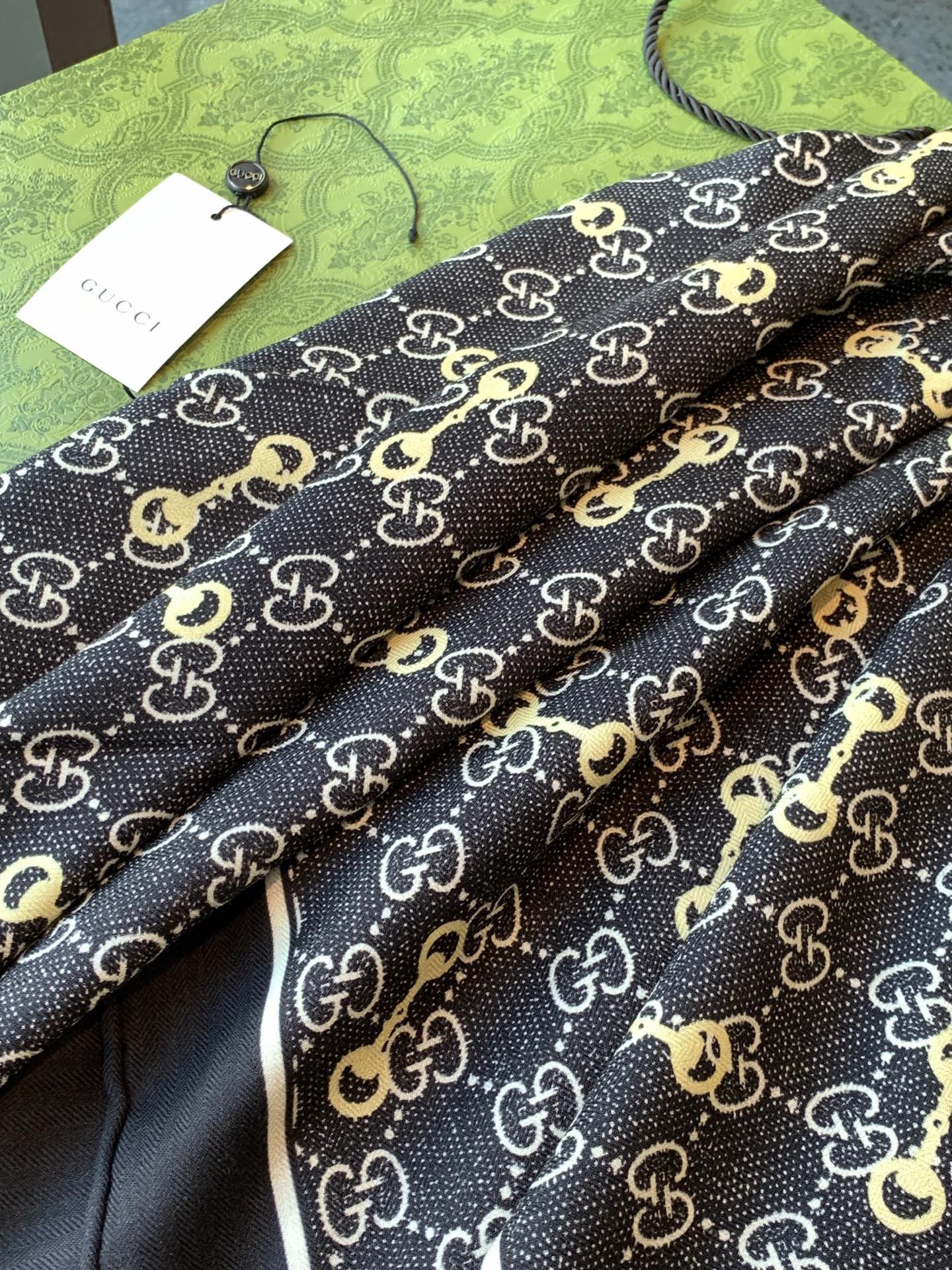 Gucci~140双面丝绒披肩 马衔扣细节和GG图案以精致色调匠心呈献，意在向品牌与马术世界的深厚渊源致敬。这款方巾以真