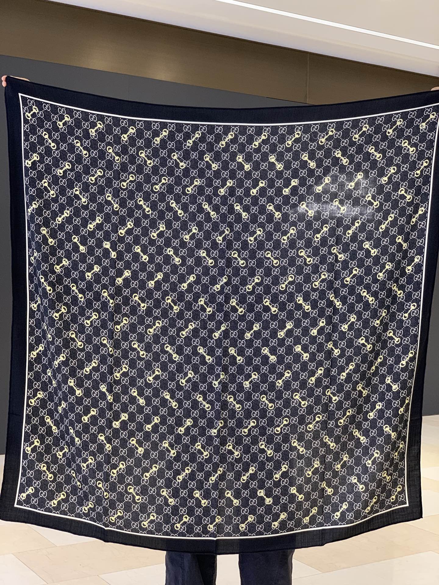 Gucci~140双面丝绒披肩 马衔扣细节和GG图案以精致色调匠心呈献，意在向品牌与马术世界的深厚渊源致敬。这款方巾以真