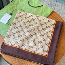 Gucci~140双面丝绒披肩 马衔扣细节和GG图案以精致色调匠心呈献,意在向品牌与马术世界的深厚渊源致敬。这款方巾以真 Gucci~140双面丝绒披肩 马衔扣细节和GG图案以精致色调匠心呈献,意在向品牌与马术世界的深厚渊源致敬。这款方巾以真