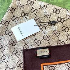 Gucci~140双面丝绒披肩 马衔扣细节和GG图案以精致色调匠心呈献,意在向品牌与马术世界的深厚渊源致敬。这款方巾以真 Gucci~140双面丝绒披肩 马衔扣细节和GG图案以精致色调匠心呈献,意在向品牌与马术世界的深厚渊源致敬。这款方巾以真