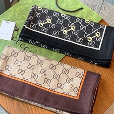 Gucci~140双面丝绒披肩 马衔扣细节和GG图案以精致色调匠心呈献,意在向品牌与马术世界的深厚渊源致敬。这款方巾以真 Gucci~140双面丝绒披肩 马衔扣细节和GG图案以精致色调匠心呈献,意在向品牌与马术世界的深厚渊源致敬。这款方巾以真