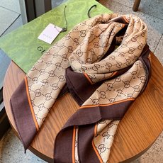 Gucci~140双面丝绒披肩 马衔扣细节和GG图案以精致色调匠心呈献,意在向品牌与马术世界的深厚渊源致敬。这款方巾以真 Gucci~140双面丝绒披肩 马衔扣细节和GG图案以精致色调匠心呈献,意在向品牌与马术世界的深厚渊源致敬。这款方巾以真