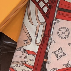 LV x TM 140披肩 【140顶级丝绒双面同色披肩】 本款L Multicolor披肩出自路易威登与知名日本艺术家 LV x TM 140披肩 【140顶级丝绒双面同色披肩】 本款L Multicolor披肩出自路易威登与知名日本艺术家
