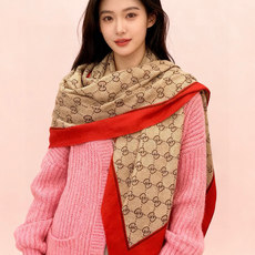 Gucci~140双面丝绒披肩 马衔扣细节和GG图案以精致色调匠心呈献,意在向品牌与马术世界的深厚渊源致敬。这款方巾以真 Gucci~140双面丝绒披肩 马衔扣细节和GG图案以精致色调匠心呈献,意在向品牌与马术世界的深厚渊源致敬。这款方巾以真