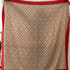 Gucci~140双面丝绒披肩 马衔扣细节和GG图案以精致色调匠心呈献,意在向品牌与马术世界的深厚渊源致敬。这款方巾以真 Gucci~140双面丝绒披肩 马衔扣细节和GG图案以精致色调匠心呈献,意在向品牌与马术世界的深厚渊源致敬。这款方巾以真