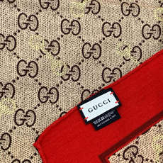 Gucci~140双面丝绒披肩 马衔扣细节和GG图案以精致色调匠心呈献,意在向品牌与马术世界的深厚渊源致敬。这款方巾以真 Gucci~140双面丝绒披肩 马衔扣细节和GG图案以精致色调匠心呈献,意在向品牌与马术世界的深厚渊源致敬。这款方巾以真