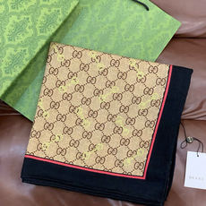 Gucci~140双面丝绒披肩 马衔扣细节和GG图案以精致色调匠心呈献,意在向品牌与马术世界的深厚渊源致敬。这款方巾以真 Gucci~140双面丝绒披肩 马衔扣细节和GG图案以精致色调匠心呈献,意在向品牌与马术世界的深厚渊源致敬。这款方巾以真