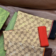 Gucci~140双面丝绒披肩 马衔扣细节和GG图案以精致色调匠心呈献,意在向品牌与马术世界的深厚渊源致敬。这款方巾以真 Gucci~140双面丝绒披肩 马衔扣细节和GG图案以精致色调匠心呈献,意在向品牌与马术世界的深厚渊源致敬。这款方巾以真