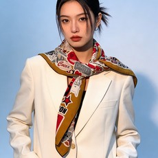 高级成衣系列~Chanel 【140双面同色丝绒披肩】 此系列谱写一曲自由轻灵的赞歌 本系列作品创新演绎品牌的风格符号 高级成衣系列~Chanel 【140双面同色丝绒披肩】 此系列谱写一曲自由轻灵的赞歌 本系列作品创新演绎品牌的风格符号