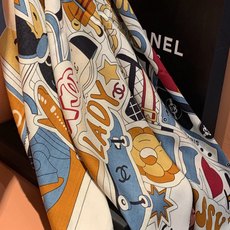 高级成衣系列~Chanel 【140双面同色丝绒披肩】 此系列谱写一曲自由轻灵的赞歌 本系列作品创新演绎品牌的风格符号 高级成衣系列~Chanel 【140双面同色丝绒披肩】 此系列谱写一曲自由轻灵的赞歌 本系列作品创新演绎品牌的风格符号