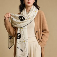 高级成衣系列~Chanel 【140双面同色丝绒披肩】 此系列谱写一曲自由轻灵的赞歌 本系列作品创新演绎品牌的风格符号 高级成衣系列~Chanel 【140双面同色丝绒披肩】 此系列谱写一曲自由轻灵的赞歌 本系列作品创新演绎品牌的风格符号
