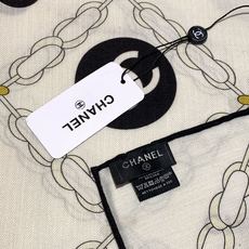高级成衣系列~Chanel 【140双面同色丝绒披肩】 此系列谱写一曲自由轻灵的赞歌 本系列作品创新演绎品牌的风格符号 高级成衣系列~Chanel 【140双面同色丝绒披肩】 此系列谱写一曲自由轻灵的赞歌 本系列作品创新演绎品牌的风格符号