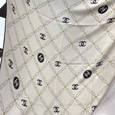 高级成衣系列~Chanel 【140双面同色丝绒披肩】 此系列谱写一曲自由轻灵的赞歌 本系列作品创新演绎品牌的风格符号 高级成衣系列~Chanel 【140双面同色丝绒披肩】 此系列谱写一曲自由轻灵的赞歌 本系列作品创新演绎品牌的风格符号