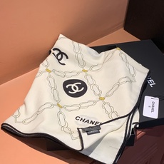 高级成衣系列~Chanel 【140双面同色丝绒披肩】 此系列谱写一曲自由轻灵的赞歌 本系列作品创新演绎品牌的风格符号 高级成衣系列~Chanel 【140双面同色丝绒披肩】 此系列谱写一曲自由轻灵的赞歌 本系列作品创新演绎品牌的风格符号